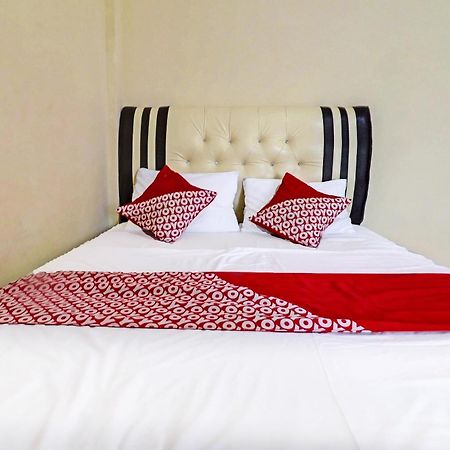 Oyo 90945 Arizon Kost Hotel Jambi Exterior photo