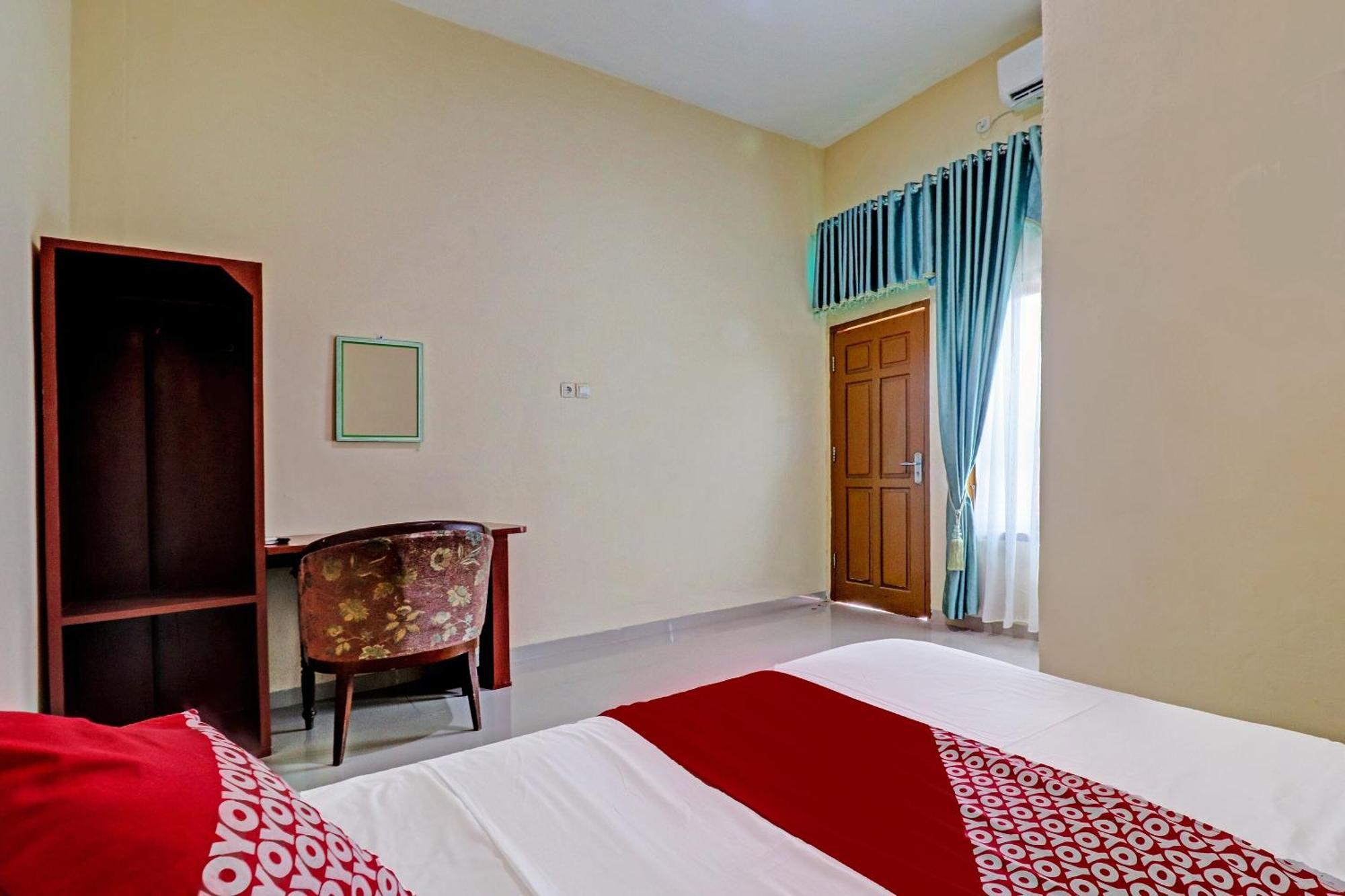 Oyo 90945 Arizon Kost Hotel Jambi Exterior photo