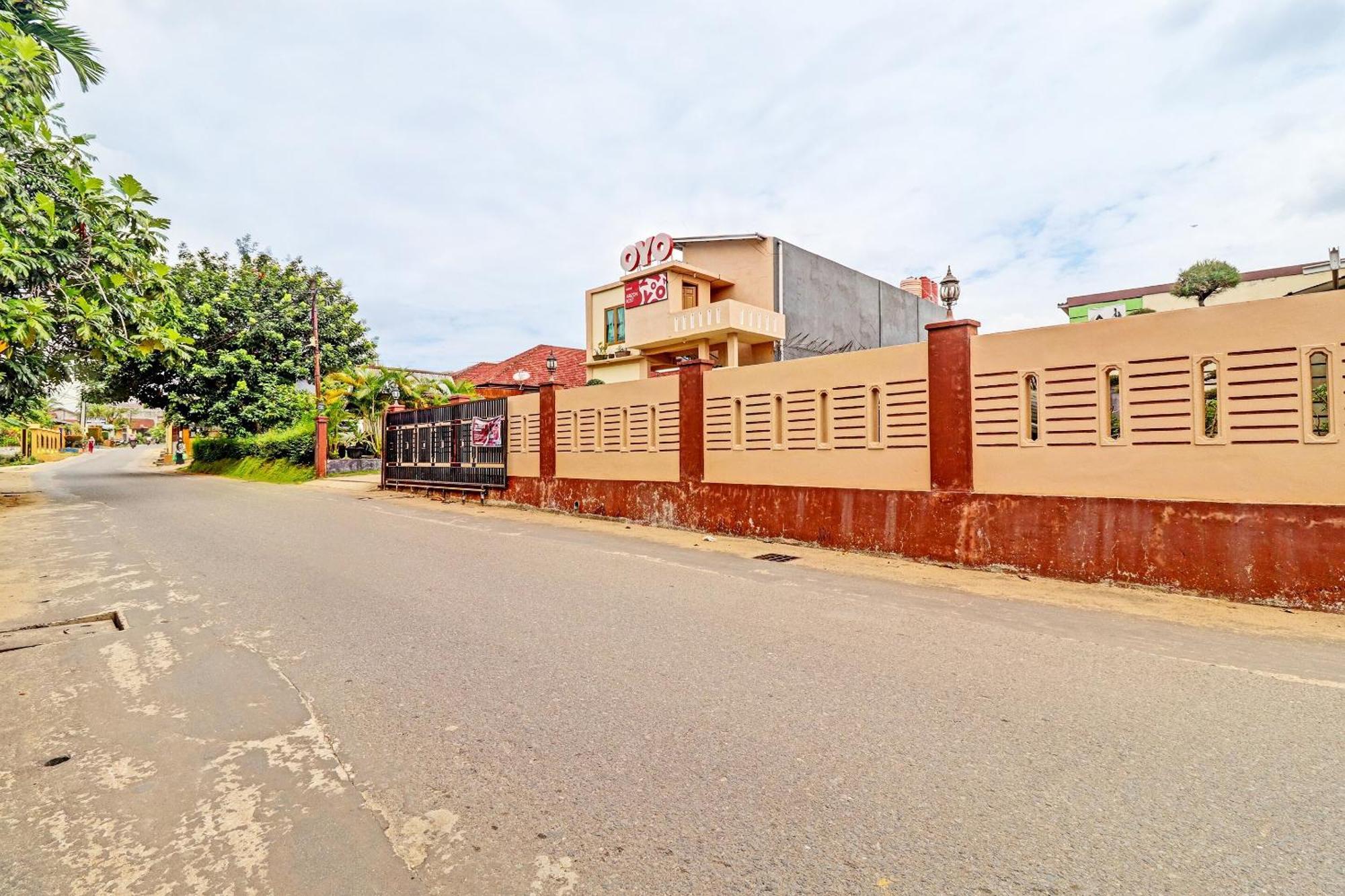 Oyo 90945 Arizon Kost Hotel Jambi Exterior photo