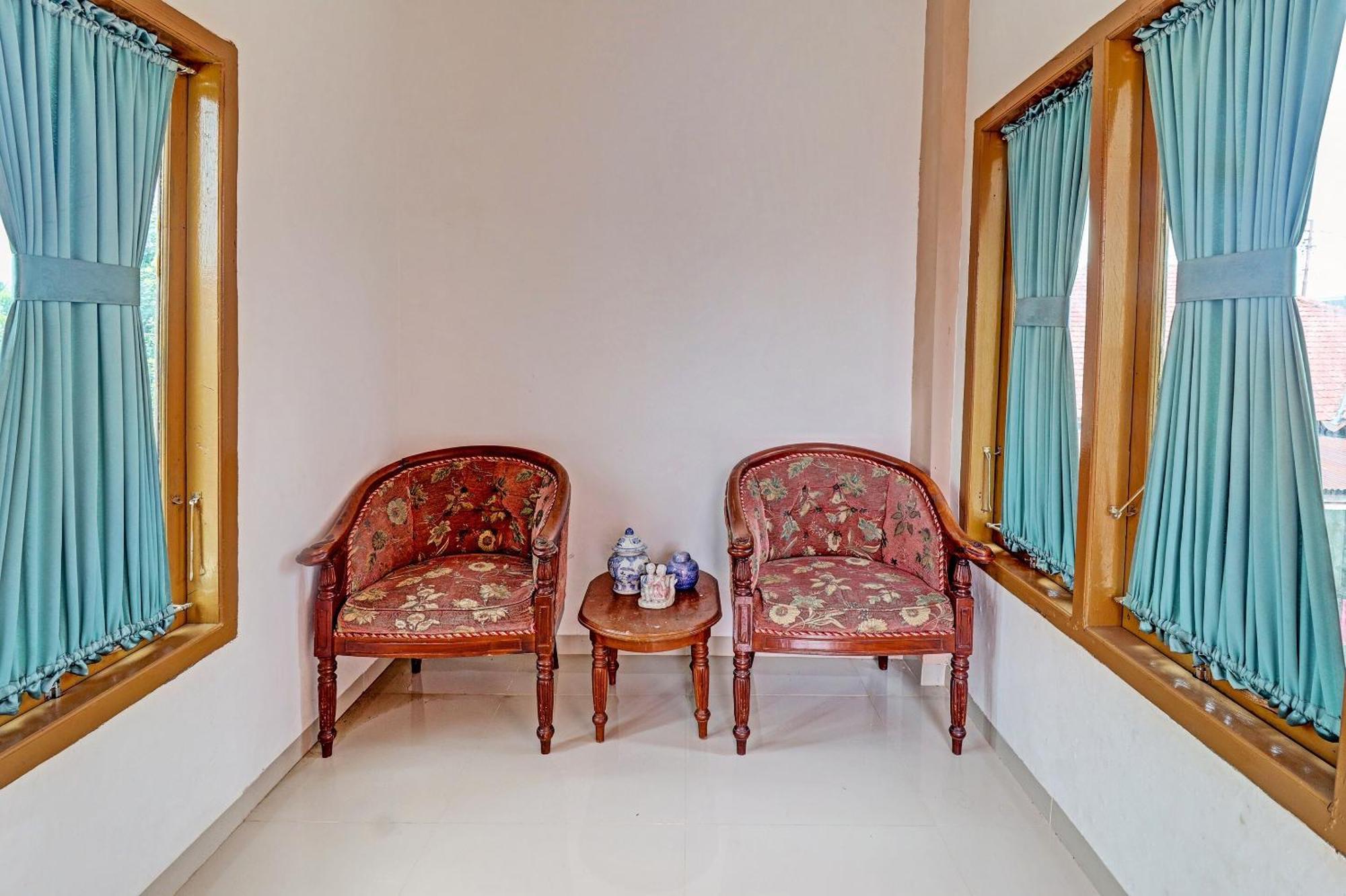 Oyo 90945 Arizon Kost Hotel Jambi Exterior photo