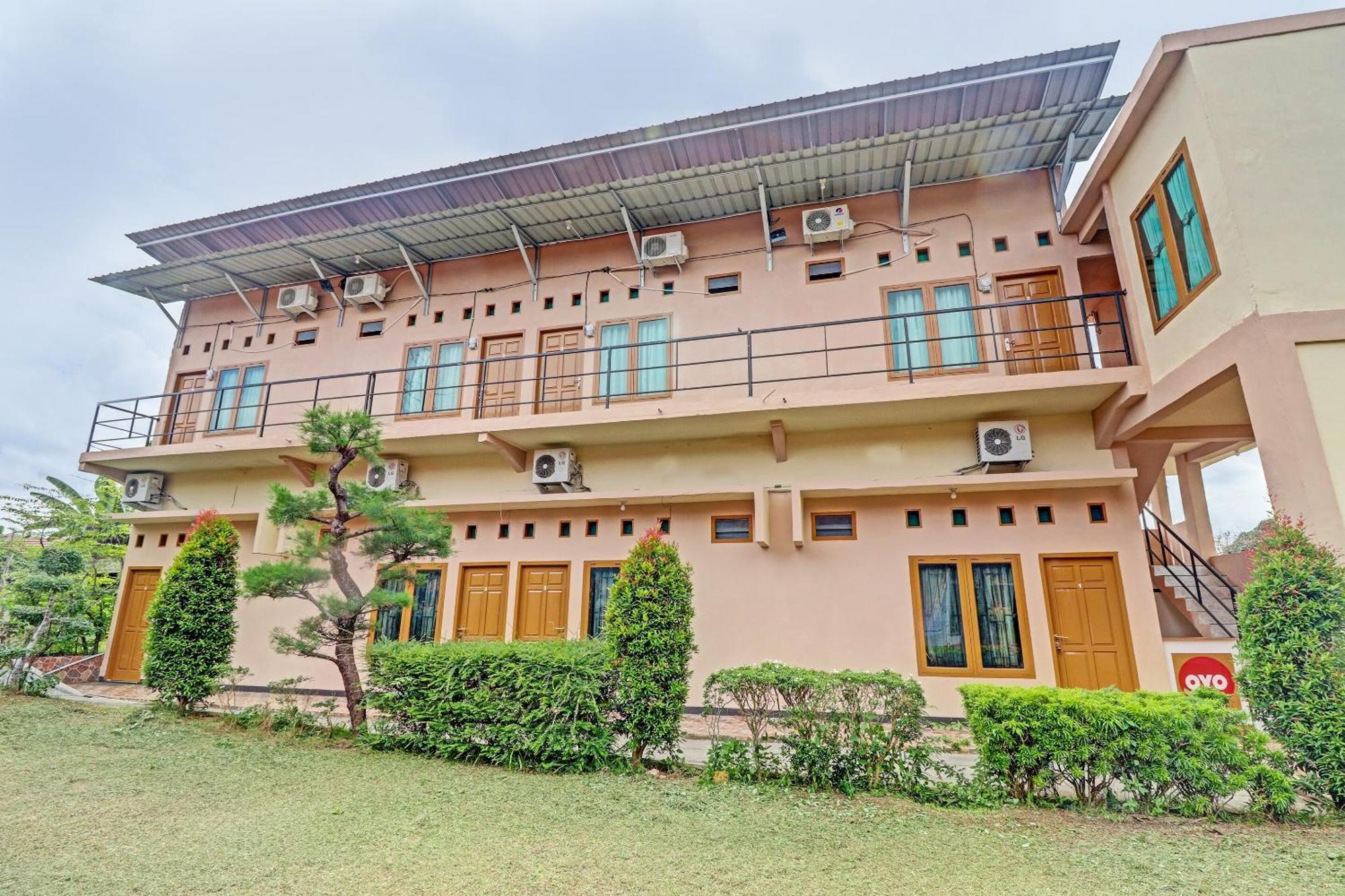 Oyo 90945 Arizon Kost Hotel Jambi Exterior photo