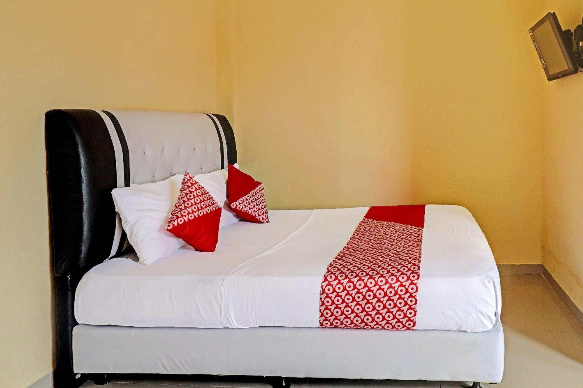 Oyo 90945 Arizon Kost Hotel Jambi Exterior photo