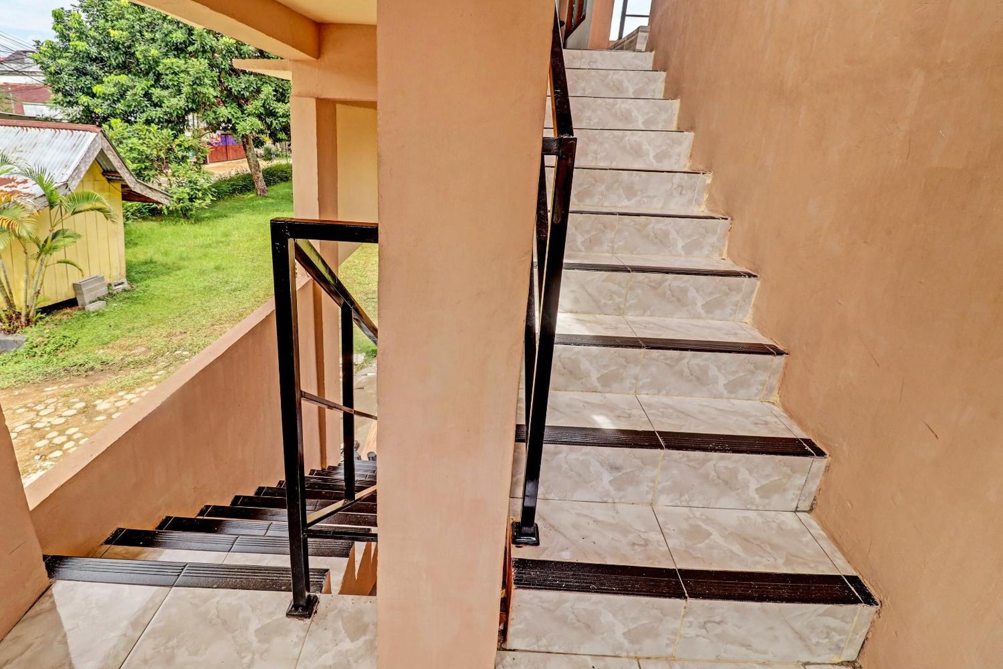 Oyo 90945 Arizon Kost Hotel Jambi Exterior photo