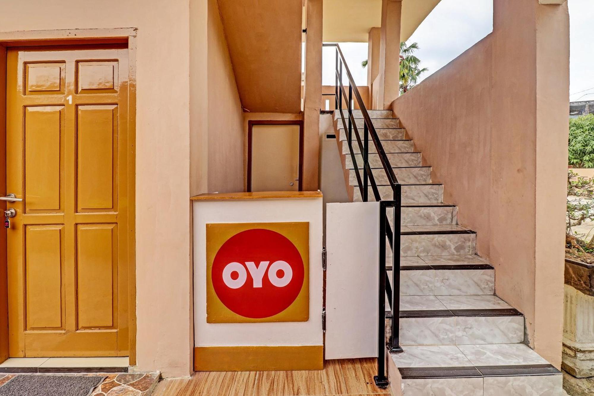 Oyo 90945 Arizon Kost Hotel Jambi Exterior photo