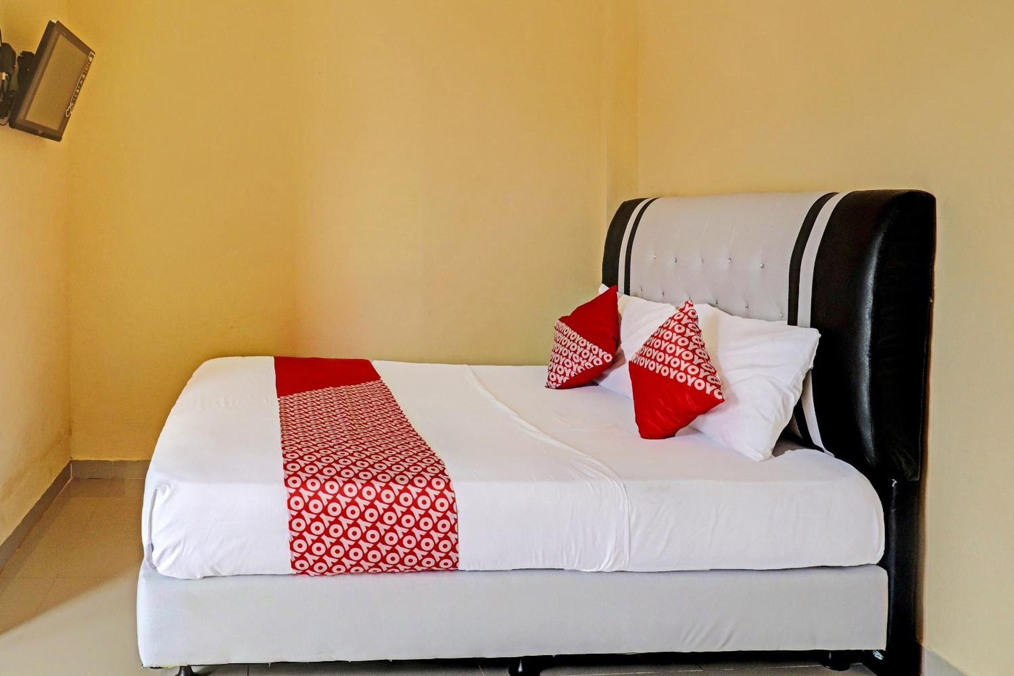 Oyo 90945 Arizon Kost Hotel Jambi Exterior photo