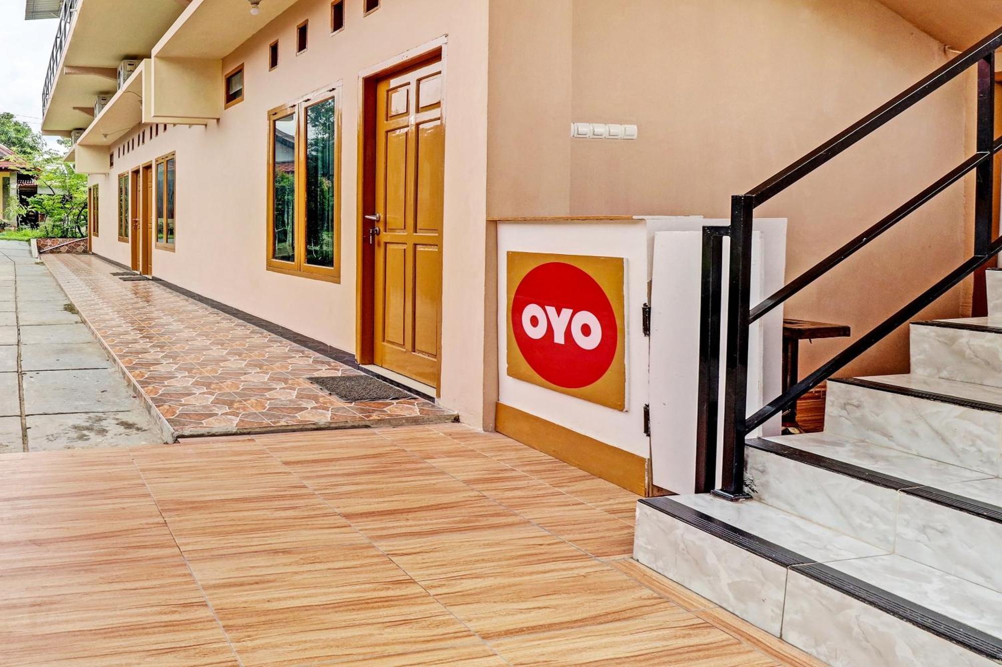 Oyo 90945 Arizon Kost Hotel Jambi Exterior photo