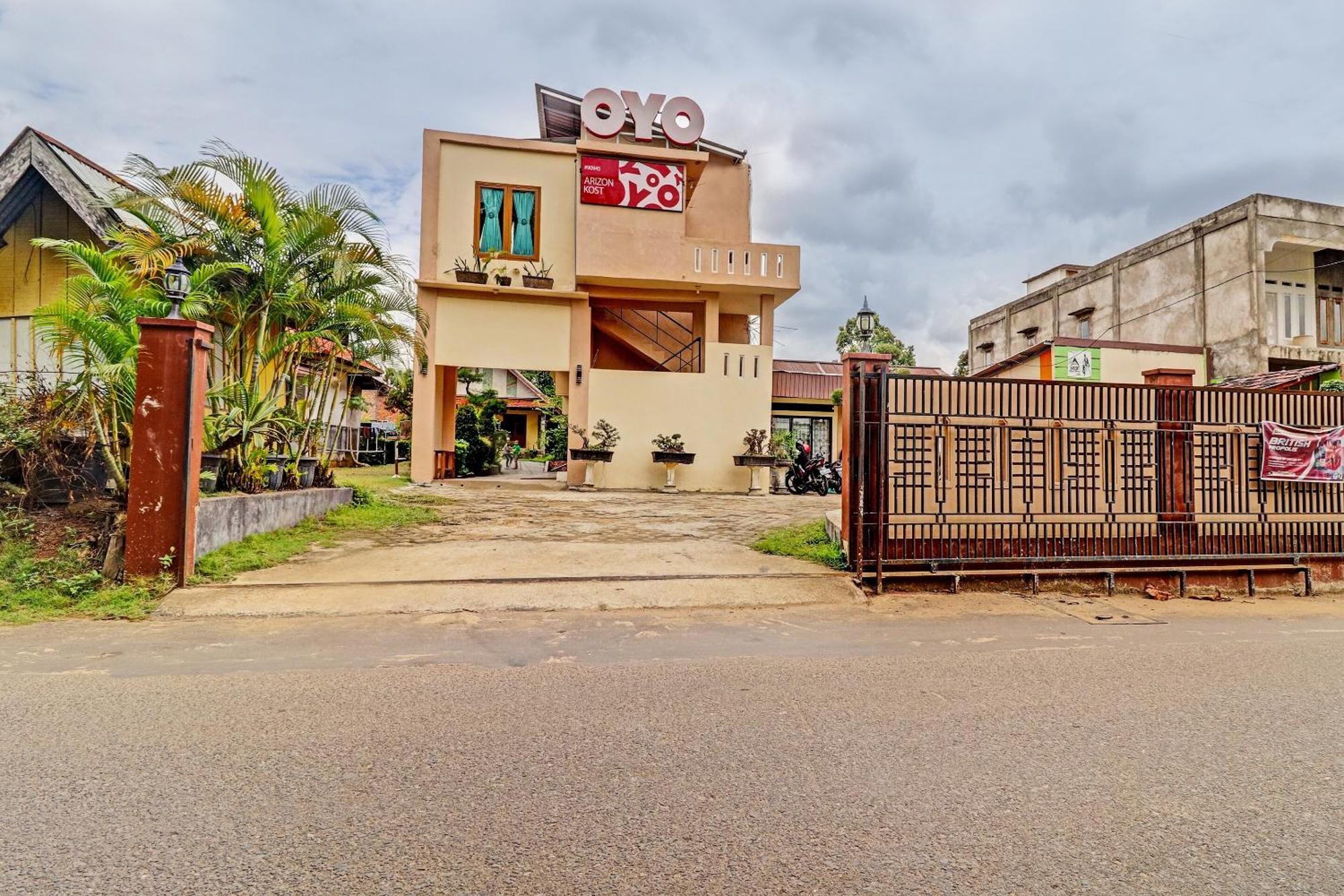 Oyo 90945 Arizon Kost Hotel Jambi Exterior photo