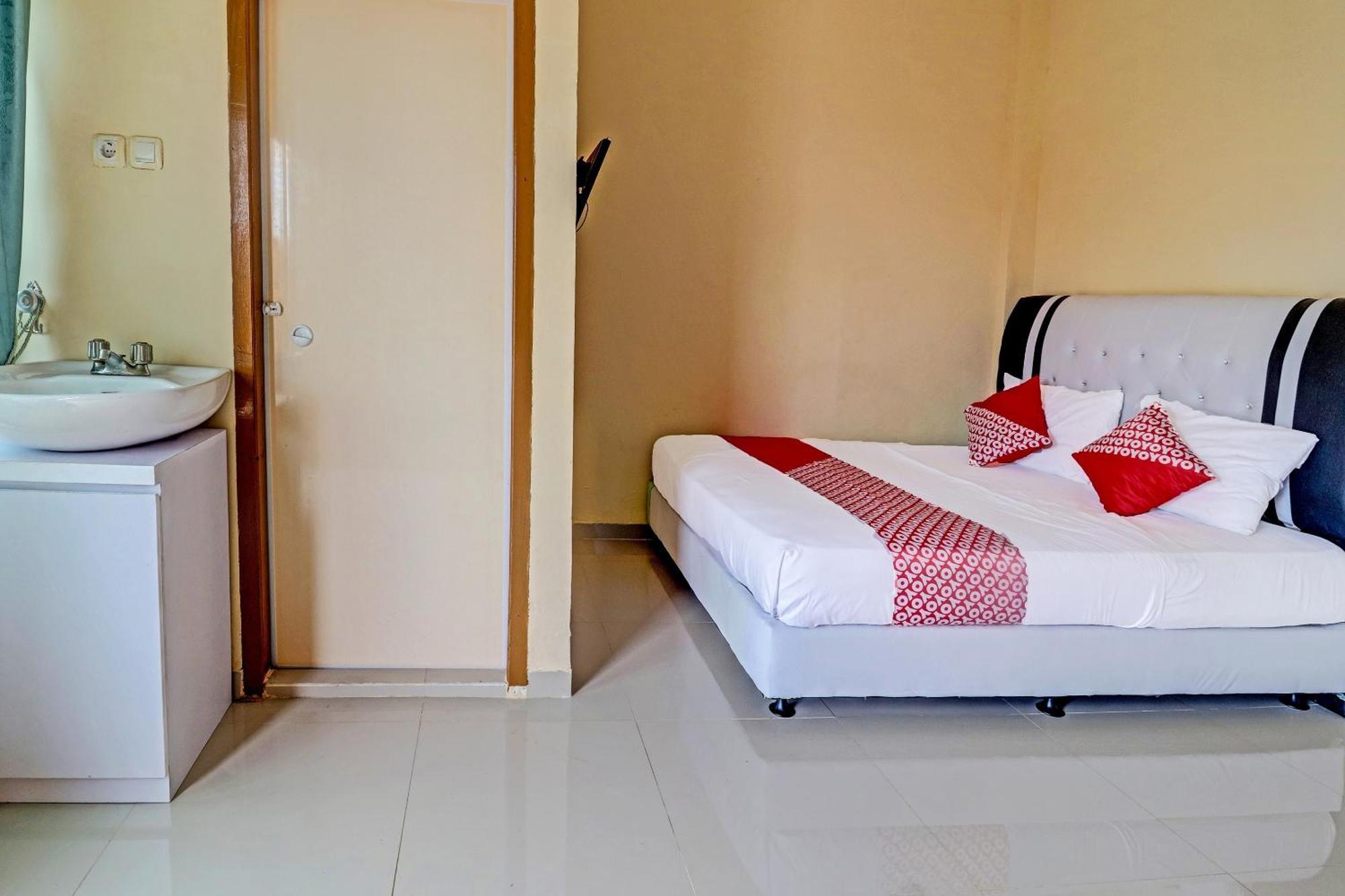 Oyo 90945 Arizon Kost Hotel Jambi Exterior photo