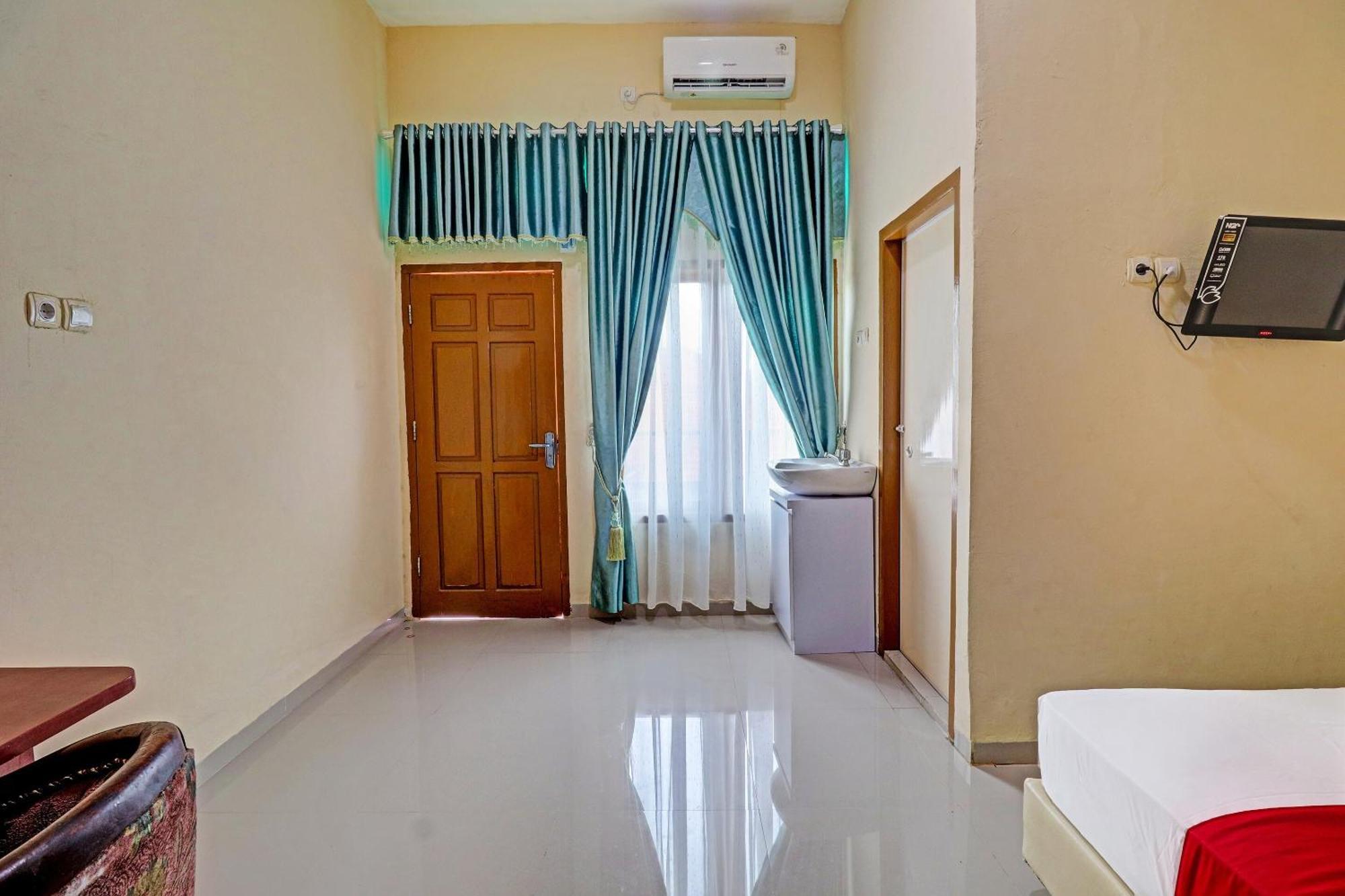 Oyo 90945 Arizon Kost Hotel Jambi Exterior photo