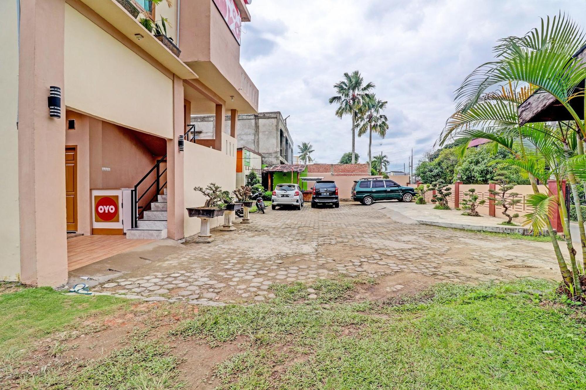 Oyo 90945 Arizon Kost Hotel Jambi Exterior photo